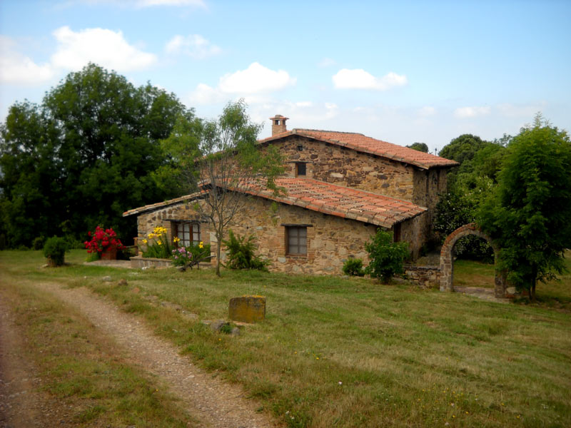 Casa situada a la vora del Santuari de Montdois