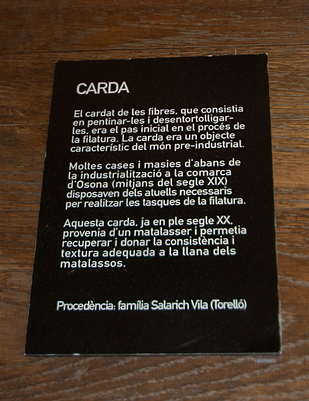 Cartell:Carda. Màquina emprada en la filatura