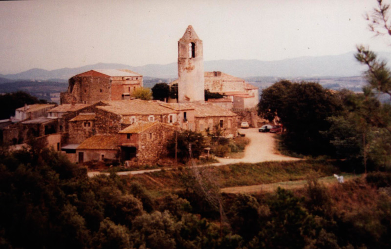 Castell de Brunyola.Poble