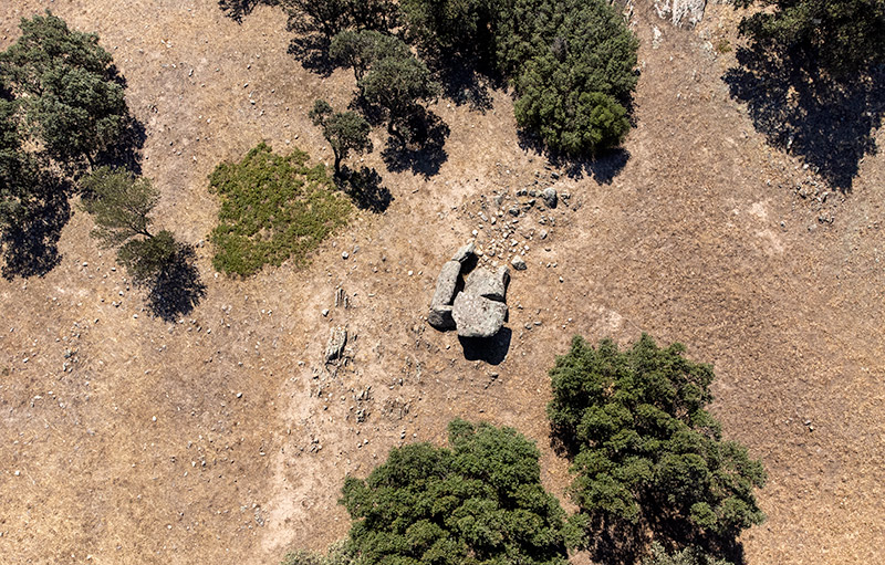 Dolmen del Mas Baleta I. No hi ha cartell indicador