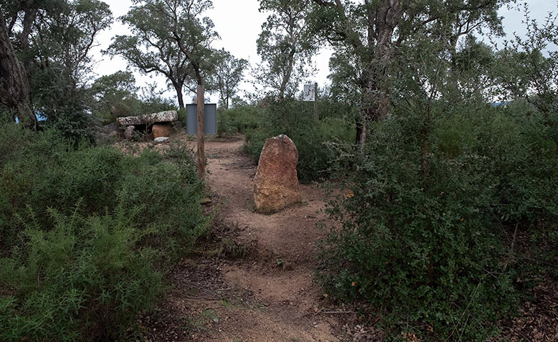 Menhir de Quer Afumat  II i Dolmen de Quer Afumat