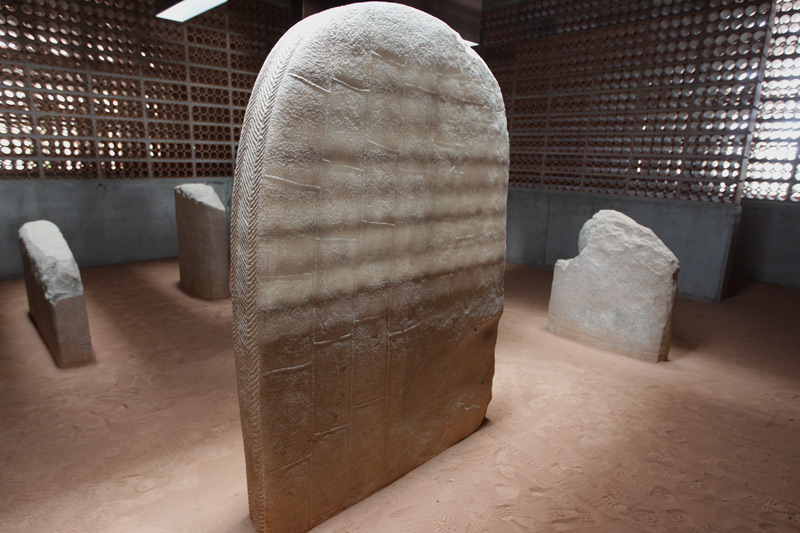 Capa o mantell de la part dorsal de l'estatua-menhir.