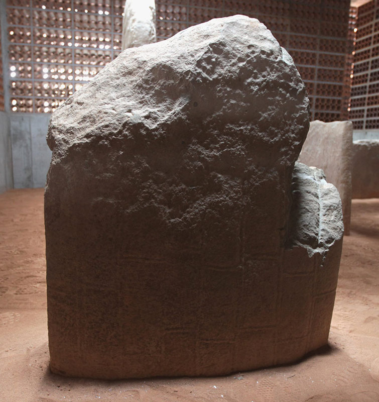 Capa o mantell de la part dorsal de l'estatua-menhir.