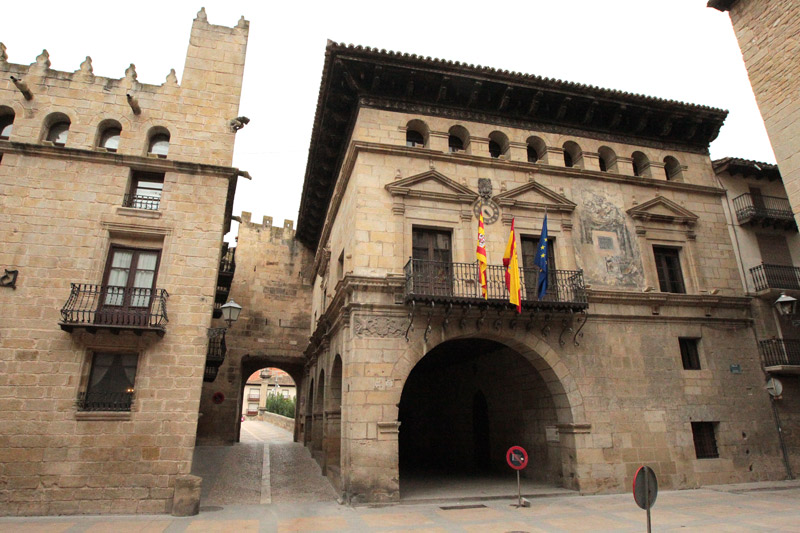 Plaça major de Vall de Roures.