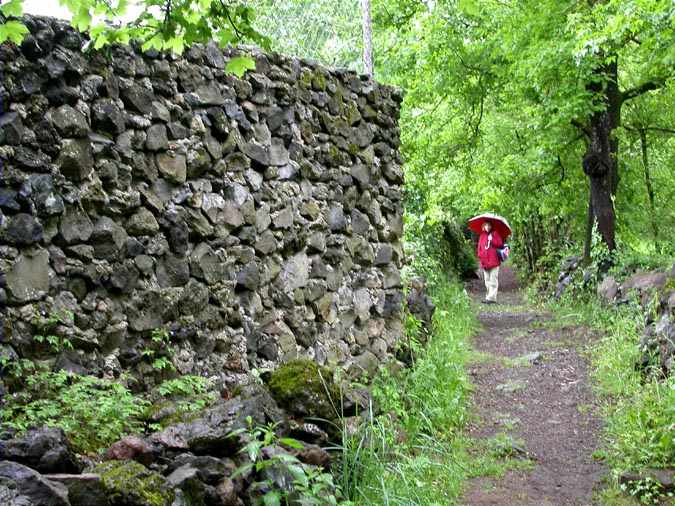 Mur de contenció de pedra tosca