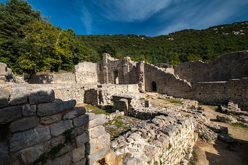 Passejant per l'interior de l' Monestir de Sant Llorenç de Sous