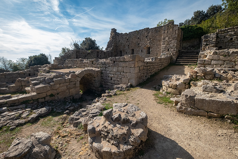 Passejant per l'interior de l' Monestir de Sant Llorenç de Sous