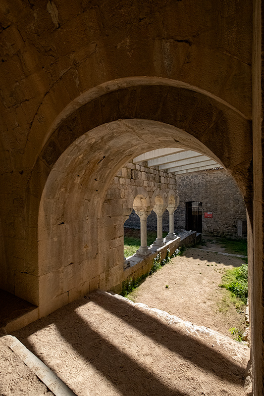 Passejant per l'interior de l' Monestir de Sant Llorenç de Sous