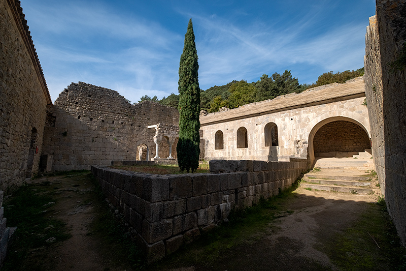 Passejant per l'interior de l' Monestir de Sant Llorenç de Sous