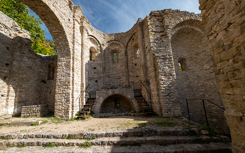 Passejant per l'interior de l' Monestir de Sant Llorenç de Sous