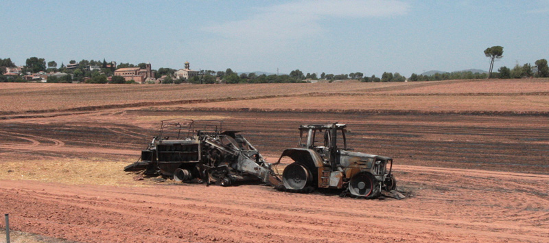 Tractor i embaladora cremats totalment .