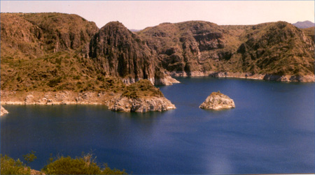 Aguas contenidas por muros de piedra