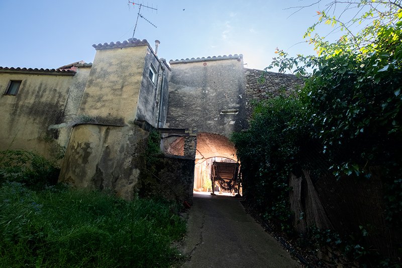 Passejant pel poble de Castell d'Empordà.