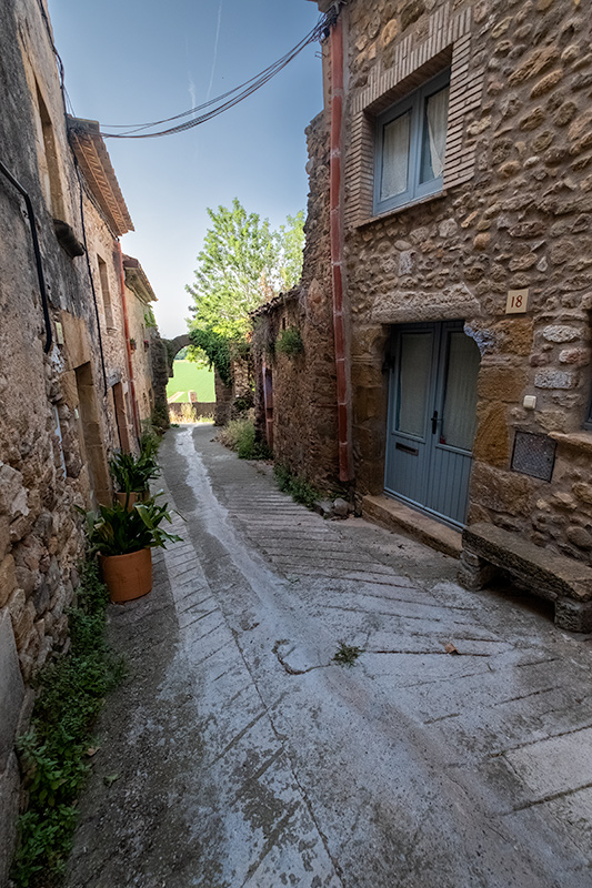 Passejant pel poble de Castell d'Empordà.