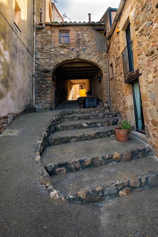 Passejant pel poble de Castell d'Empordà.