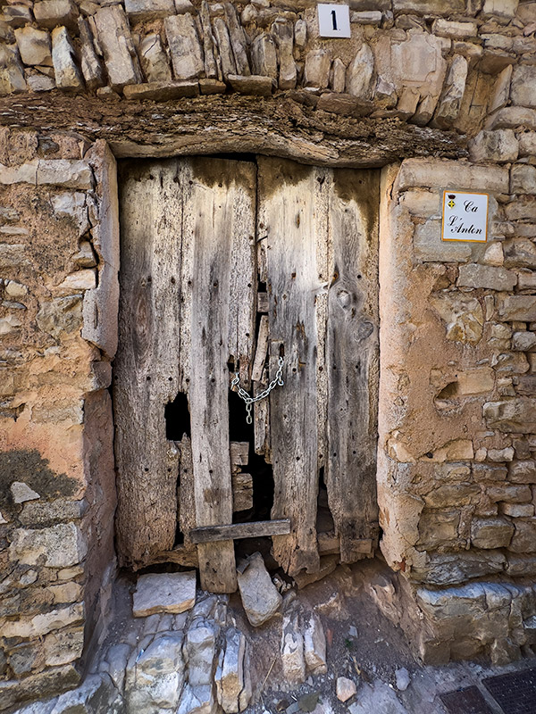 Passejant per:  Montfalcó Murallat
