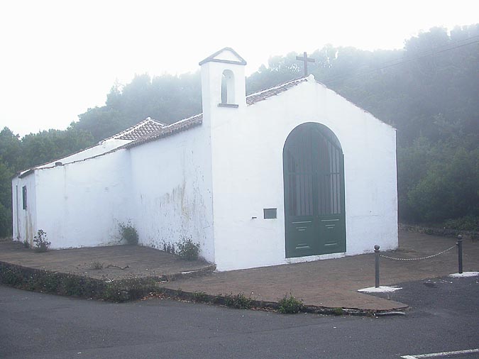 Ermita de la Cruz del Carmen entre la niebla, Monte de las Mercedes