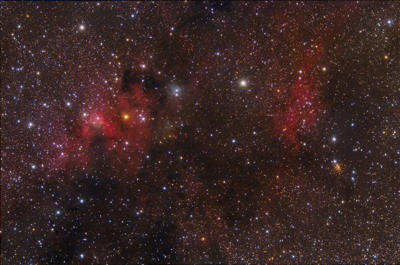 Nebuloses Sh2-155, Sh2-154, vdB155 i cúmul obert d'estels NGC7419