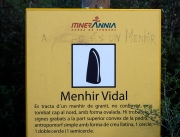 Cartell indicador: Menhir Vidal