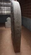 Detall de la túnica de l'estatua-menhir.