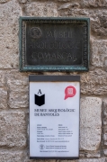 Placa indicadora: Museu  Arqueologic Comarcal
