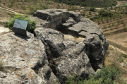 Antiga instal-lació de vi excavada a la roca.