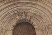 Part superior de la portalada principal de Santa Maria d'Agramunt