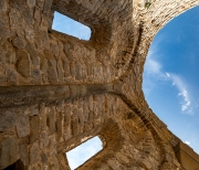 Passejant per l'interior de l' Monestir de Sant Llorenç de Sous