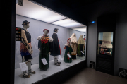 Visitant el museu del vestit d'Ansó