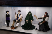 Visitant el museu del vestit d'Ansó