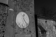L'església de Palou i el rellotge de sol.